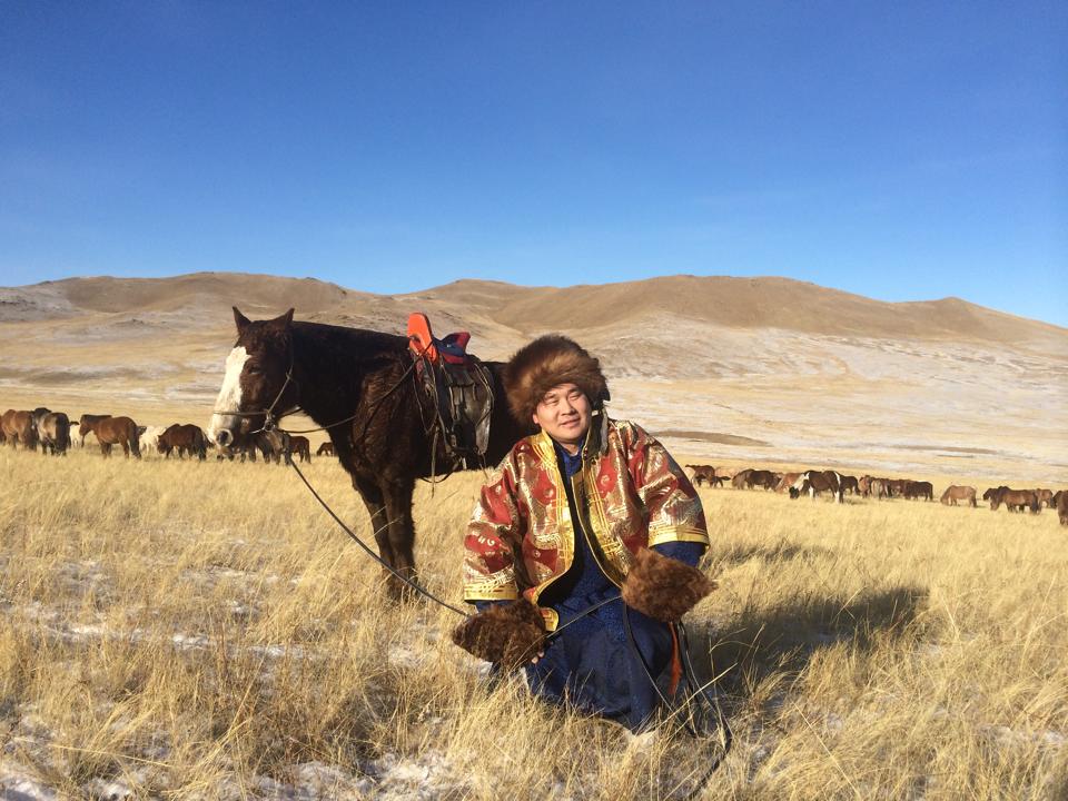 Хос морьтой дуучин хөвүүн хийморио бадрааж явна